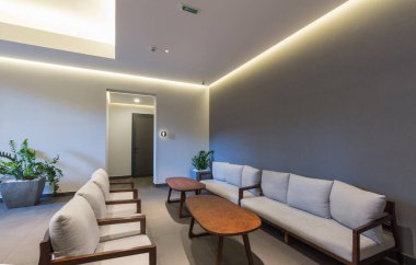 Bir otel lobisinin içinde.