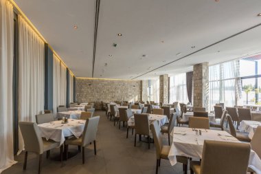 Boş bir otel restoranının içinde.