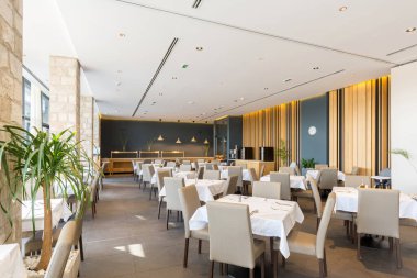 Boş bir otel restoranının içinde.
