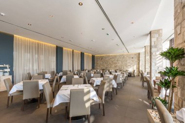 Boş bir otel restoranının içinde.