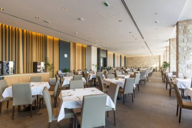 Boş bir otel restoranının içinde.