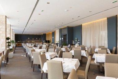 Boş bir otel restoranının içinde.