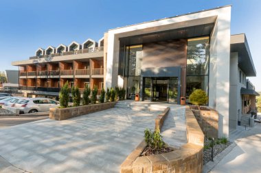 Yazın bir dağ oteline giriş.