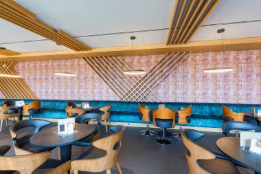 Boş, modern bir otelin lobi barı.