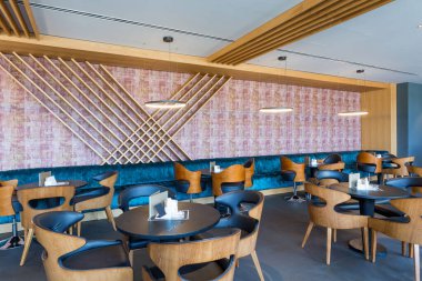 Boş, modern bir otelin lobi barı.