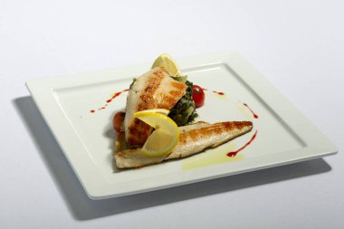 Pişmiş patates ve sebzeli balık fileto.