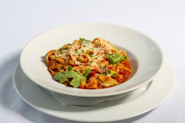 Domates soslu ve parmesanlı Tagliatelle.