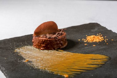 Siyah taşta servis edilen çikolatalı pasta.