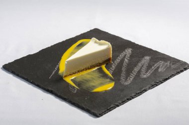 Siyah taşta servis edilen lezzetli meyveli pasta.