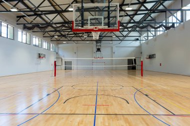 Çok amaçlı bir spor salonunun içinde.