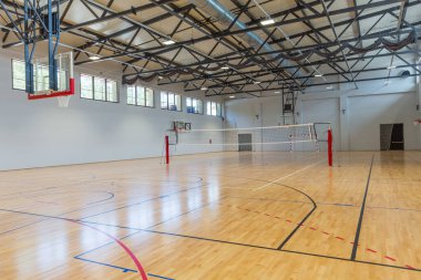 Çok amaçlı bir spor salonunun içinde.