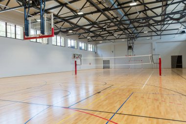 Çok amaçlı bir spor salonunun içinde.
