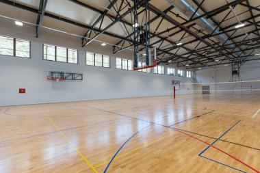 Çok amaçlı bir spor salonunun içinde.