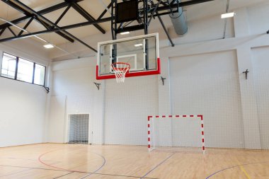Çok amaçlı bir spor salonunun içinde.