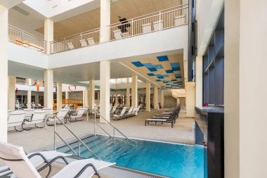 Otel spa ve sağlık merkezinde kapalı yüzme havuzu