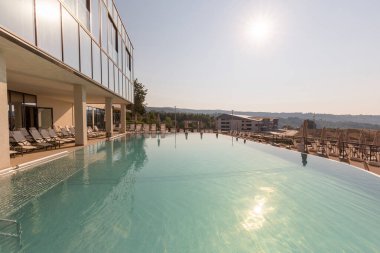 Modern bir otelde açık havuz.