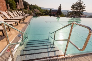 Modern bir otelde açık havuz.