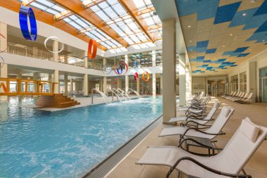 Otel spa ve sağlık merkezinde kapalı yüzme havuzu