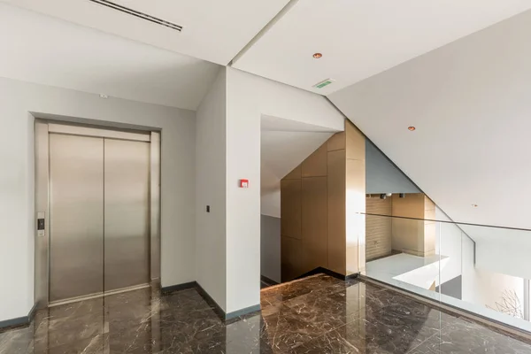 Asansör Kapısı Olan Otel Lobisi — Stok fotoğraf