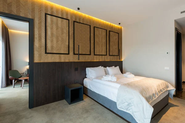 Ahşap duvarlı bir otel odası.