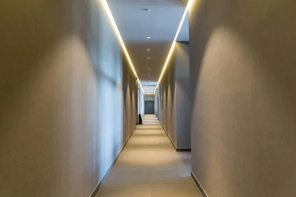 Interior Longo Corredor Hoteleiro — Fotografia de Stock