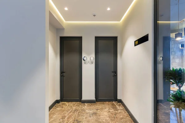 Две Двери Общественного Туалета Ресторане Отеля — стоковое фото