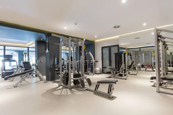 Innenausstattung Eines Hotel Fitnessstudios Mit Geräten — Stockfoto