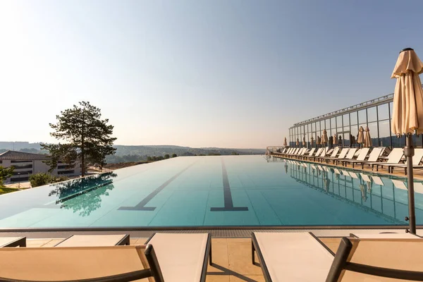 Piscine Extérieure Dans Hôtel Moderne — Photo