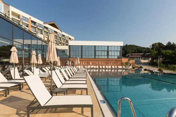 Piscine Extérieure Dans Hôtel Moderne — Photo