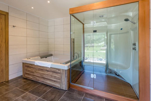 Interior Luxuoso Banheiro Hotel Com Banheira Hidromassagem Cabine Duche — Fotografia de Stock