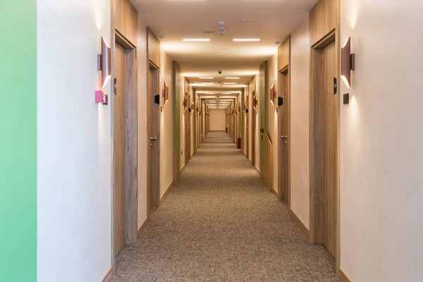 Εσωτερικό Ενός Μακρύ Διάδρομο Του Ξενοδοχείου Πόρτα — Φωτογραφία Αρχείου