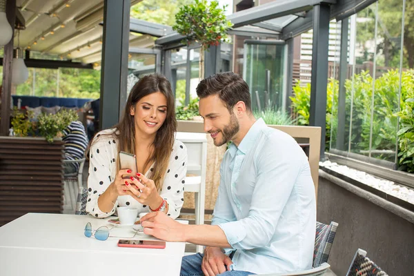 Attraktives Junges Paar Trinkt Kaffee Und Schaut Smartphone Gartenrestaurant — Stockfoto