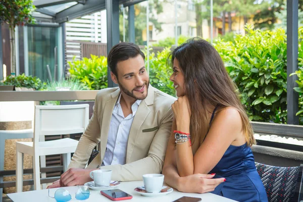ガーデンレストランでの魅力的な若いカップルの飲酒コーヒー — ストック写真