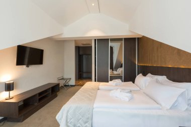 Çatı katında bir otel odası.