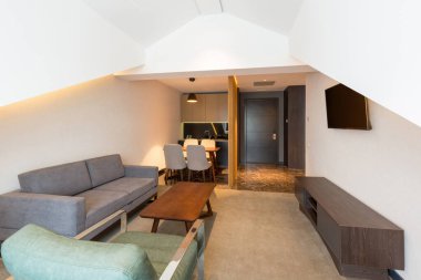 Çatı katında bir otel dairesi.