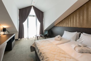 Modern bir otel odası.