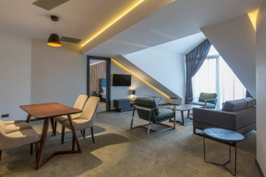 Çatı katında bir otel dairesi.