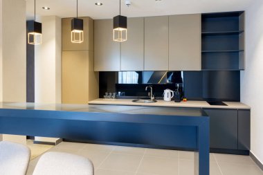 Modern, açık bir çatı katı dairesi.