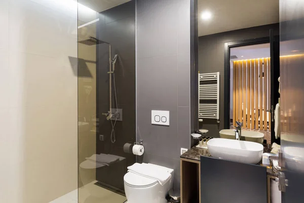 Bir Otel Banyosunun Içinde Duş Kabini Var — Stok fotoğraf