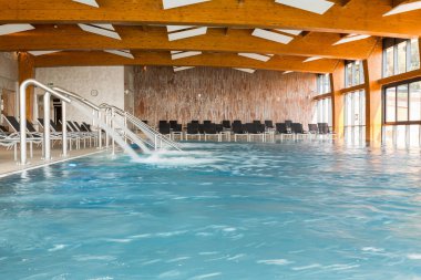 Paslanmaz çelik havuz masajı spa spa duş su perdesi kapalı havuzda küçük şelale otel spa ve sağlık merkezinde kapalı yüzme havuzu
