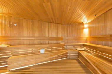 Otel tesisinde bir saunanın içinde.