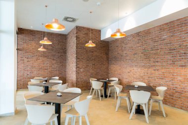 Boş bir otel restoranının içinde.