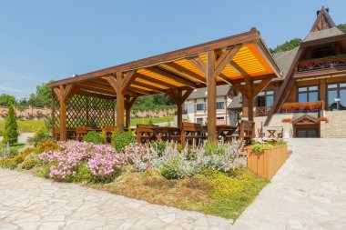 Tahta bir yaz bahçesi restoranı, güzel bir doğa.