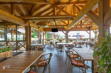 Ahşap mobilyalı bir otel restoranının içinde.