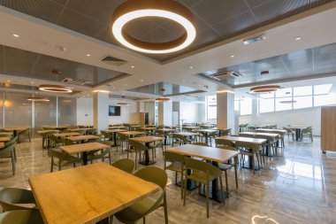 Boş bir otel restoranının içinde.