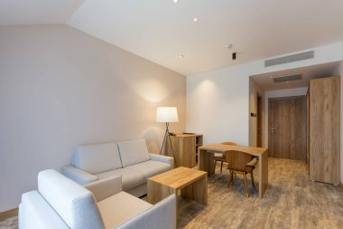 Bir otel odası, çalışma alanı.