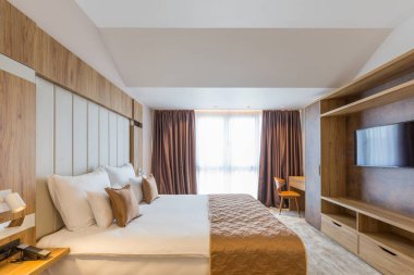 Lüks bir otel odasının içinde.