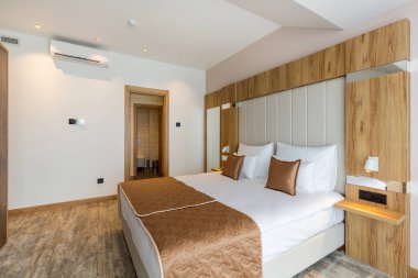 Lüks bir otel odasının içinde.