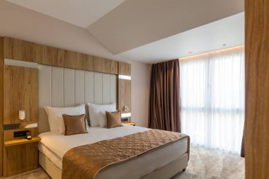 Lüks bir otel odasının içinde.