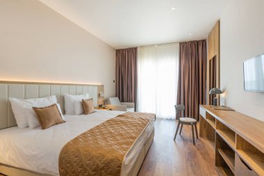 Lüks bir otel odasının içinde.